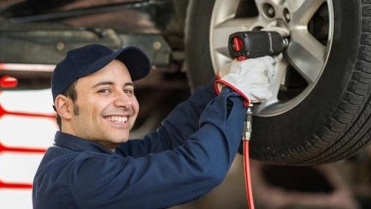 Monteur bezig met auto – Garageverzekering – Zakelijk