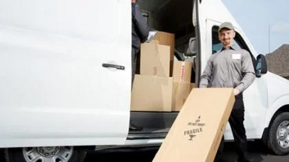 Pakketbezorger naast busje – Bedrijfsautoverzekering – Zakelijk