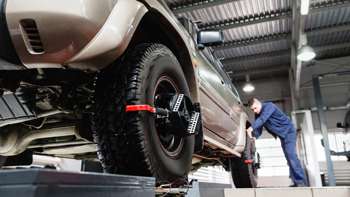 Monteur bezig met auto in garage – Garageverzekering – Zakelijk