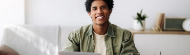 Man aan tafel achter laptop – Verzekeringspakket – Particulier