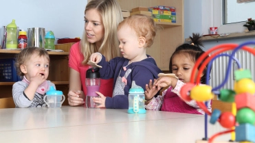 Kinderen met begeleider kinderdagverblijf – Specialismen – Zakelijk