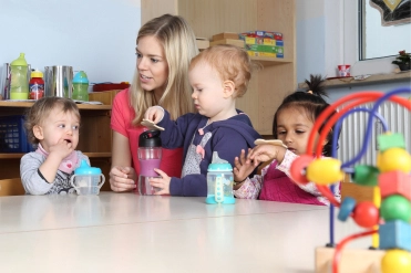 Kinderen met begeleider kinderdagverblijf – Specialismen – Zakelijk