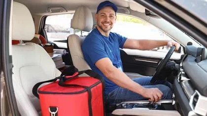 Man in busje met rode tas – Corona – Zakelijk