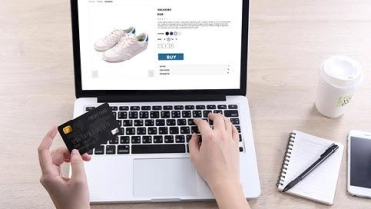 Schoenen bestellen op laptop – Cybercrime verzekering – Zakelijk