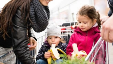 Supermarkt kinderen in winkelwagen – Pensioen – Zakelijk