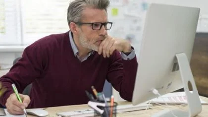 Man kijkt naar computerscherm – WIA verzekering – Zakelijk