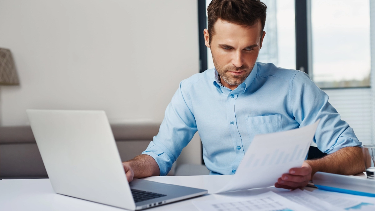 Man bekijkt document – Kredietverzekering – Zakelijk