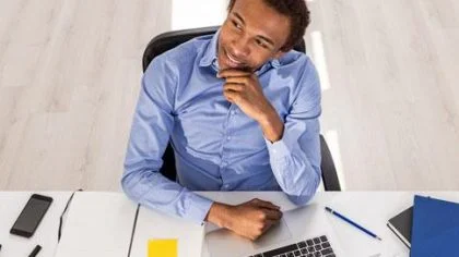 Man in gedachten achter bureau – Cybercrime verzekering – Zakelijk