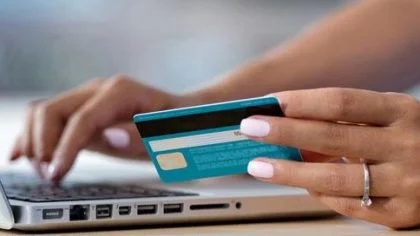 Vrouw internetbankiert – Cybercrime verzekering – Zakelijk