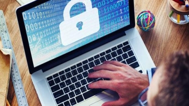 Laptop met slot op scherm – Cybercrime verzekering – Zakelijk