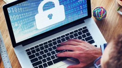 Laptop met slot op scherm – Cybercrime verzekering – Zakelijk