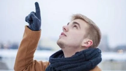 Man buiten wijst naar lucht – Gebouwenverzekering – Zakelijk