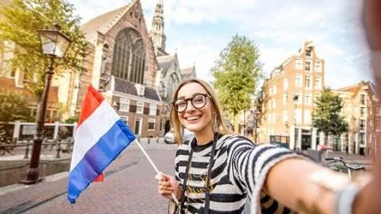 Vrouw in stad met vlag – Hypotheek – Particulier