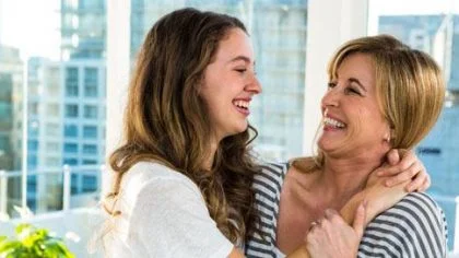 Twee vrouwen omhelzen elkaar – Pensioen – Particulier