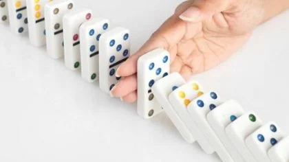 Dominostenen worden tegengehouden – Ziekengeldverzekering – Zakelijk