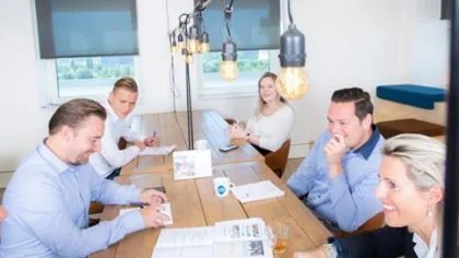 Werknemers aan tafel – Werken bij Zicht
