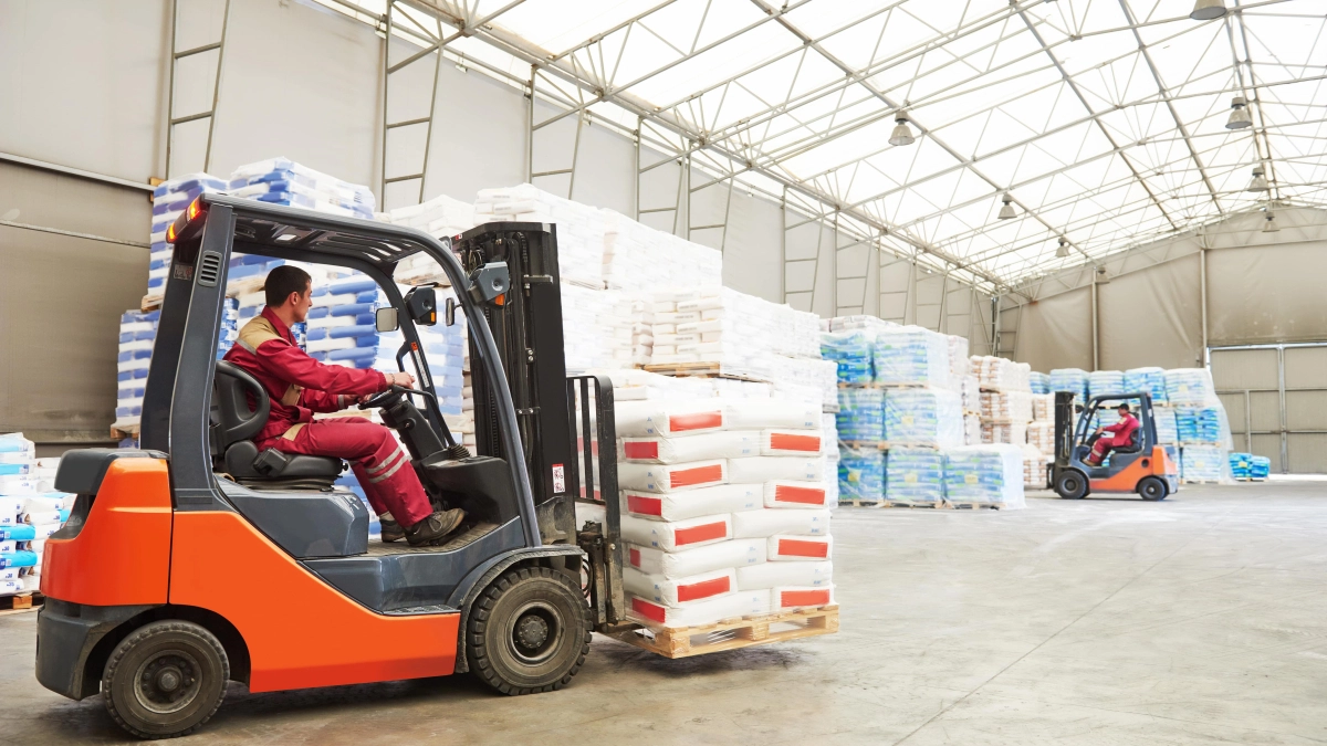 Heftruck tilt zakken in loods – Werkmaterieelverzekering – Zakelijk