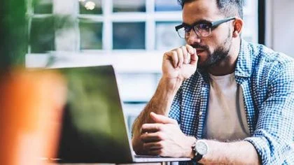 Man achter laptop – WIA verzekering – Zakelijk