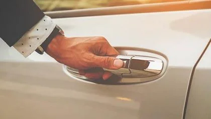 Man pakt deurhendel auto vast – Werknemersschadeverzekering – Zakelijk