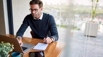 Man achter bureau op laptop – Pensioen – Zakelijk