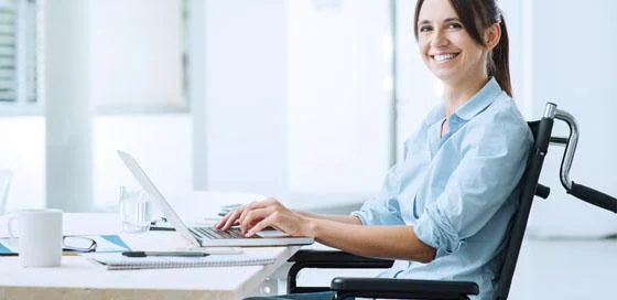 Vrouw achter laptop-wga-zakelijk