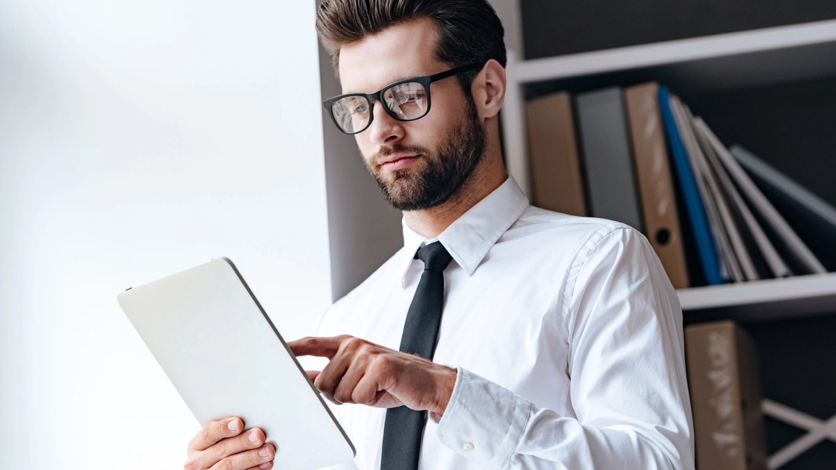 Man met ipad-werkhervattingskas-zakelijk