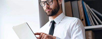 Man met ipad-werkhervattingskas-zakelijk