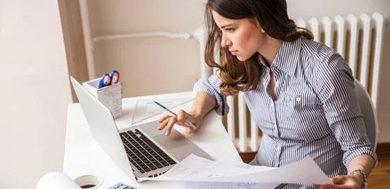 Vrouw aan laptop-werkhervattingskas-zakelijk