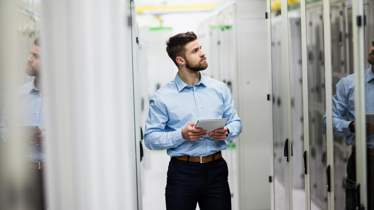 Man met I-pad in datacenter – Specialismen – Zakelijk