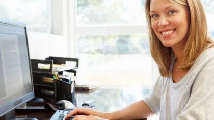 Vrouw achter laptop – Specialismen – Zakelijk