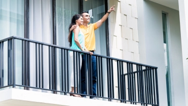 Man en vrouw op balkon – Specialismen – Zakelijk
