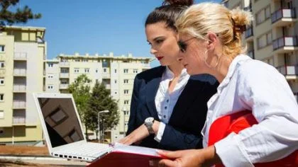 Vrouwen buiten op laptop – Specialismen – Zakelijk
