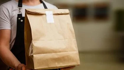 Man draagt papieren zak – Corona – Zakelijk