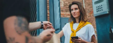 Vrouw krijgt tasje – Corona – Zakelijk