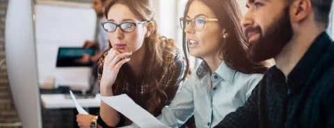 Mensen werken samen aan bureau – Pensioen – Zakelijk