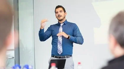 Man geeft presentatie – Pensioen – Zakelijk