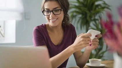 Vrouw achter laptop met koffie – Bedrijfsaansprakelijkheidsverzekering – Zakelijk