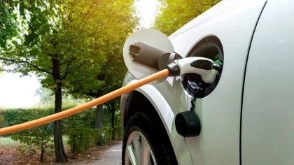 Elektrische auto laadt op – Reisverzekering – Particulier