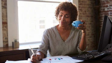 Vrouw bezig met administratie – Personeel – Zakelijk