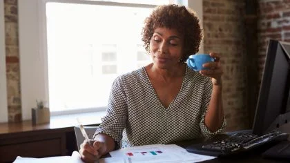 Vrouw bezig met administratie – Personeel – Zakelijk
