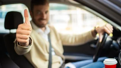 Man tevreden in auto – Bedrijfsautoverzekering – Zakelijk