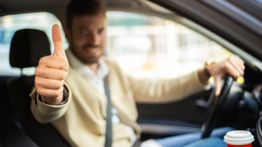 Man tevreden in auto – Bedrijfsautoverzekering – Zakelijk