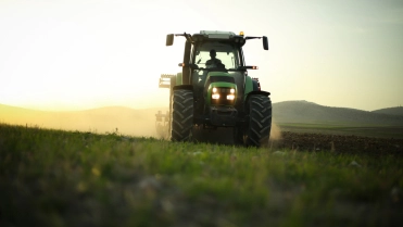 Tractor op platteland – Bedrijfsautoverzekering – Zakelijk