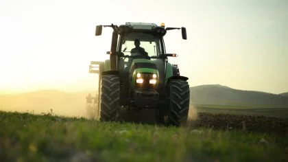 Tractor op platteland – Bedrijfsautoverzekering – Zakelijk