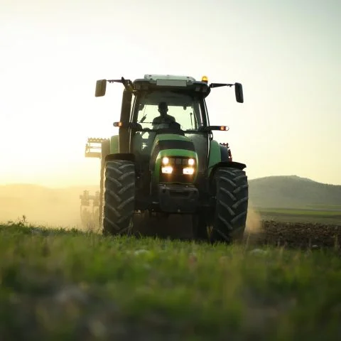 Tractor op platteland – Bedrijfsautoverzekering – Zakelijk