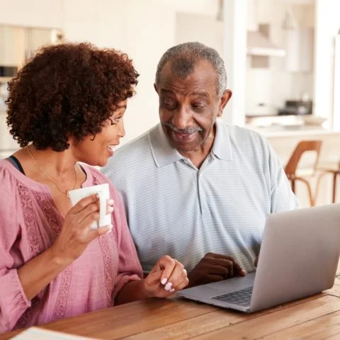 Vader en dochter met laptop – Rechtsbijstandverzekering – Particulier