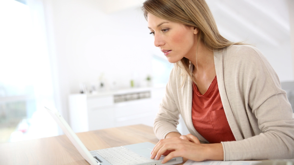 Vrouw achter laptop – Overlijdensrisicoverzekering – Zakelijk