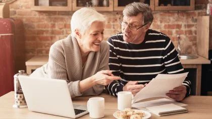 Ouder stel bekijkt hun pensioen | Pensioen | Particulier