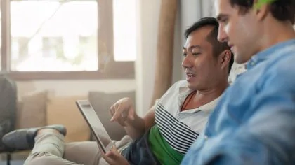 Twee mannen op een tablet – Zicht Zekerheidscheck – Particulier