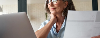 Vrouw bekijkt op laptop haar digitale post – Digitale Post Postex – Particulier